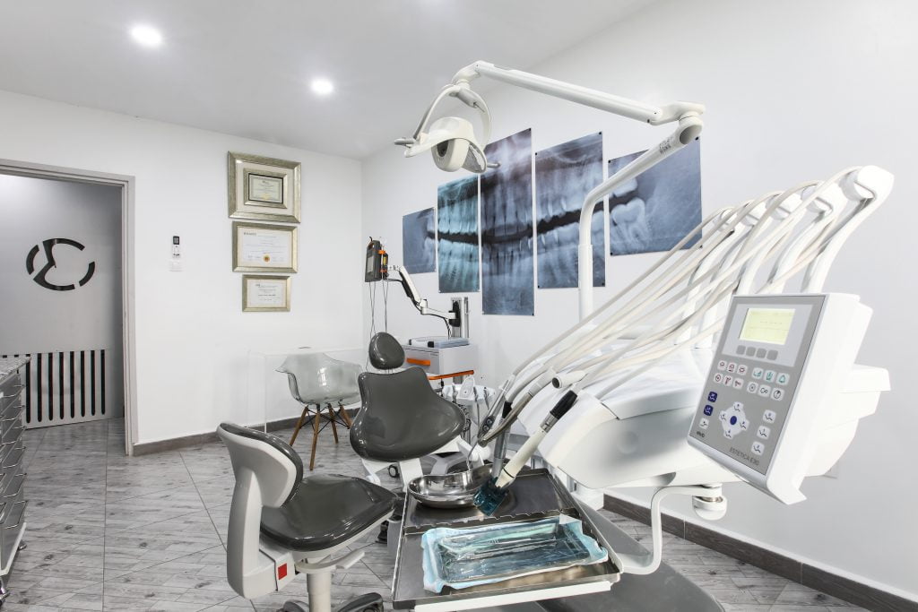 Salle de soins dentaires du cabinet dentaire spécialisé en prothèses dentaires MC dental concept de la chirurgienne dentiste Manel Cherif à Cheraga, Alger en Algérie